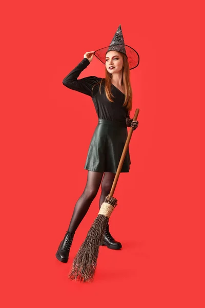 Mooie Vrouw Verkleed Als Heks Voor Halloween Kleur Achtergrond — Stockfoto