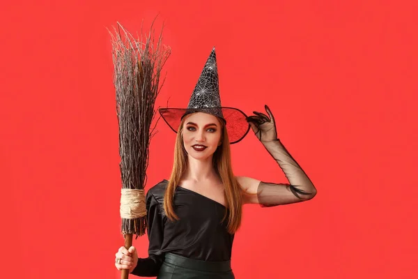 Hermosa Mujer Vestida Bruja Para Halloween Sobre Fondo Color — Foto de Stock