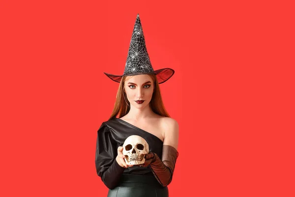 Молодая Ведьма Черепом Цветном Фоне — стоковое фото