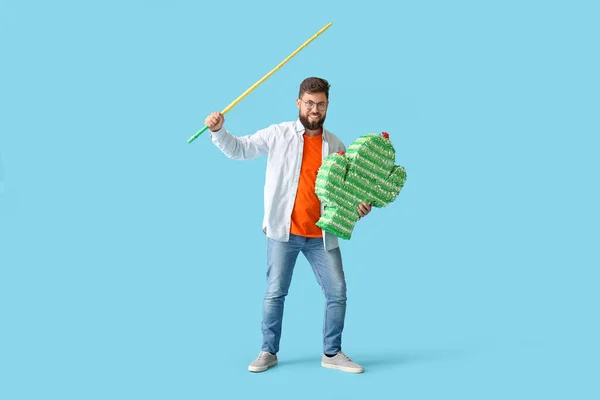 Bello Uomo Con Pinata Messicana Sfondo Colori — Foto Stock