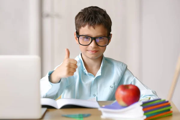 Kleine Jongen Toont Duim Thuis — Stockfoto