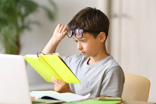 Schockierter Kleiner Junge Liest Buch Hause — Stockfoto