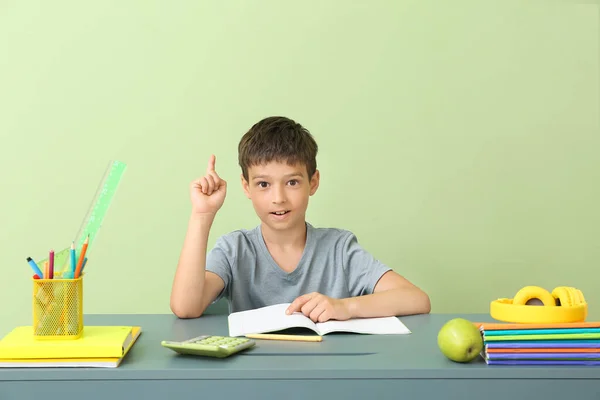 Kleiner Junge Mit Erhobenem Zeigefinger Tisch Auf Farbigem Hintergrund — Stockfoto