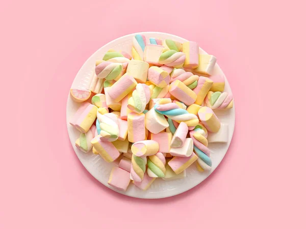 Plate Tasty Marshmallows Color Background — Stock Photo, Image