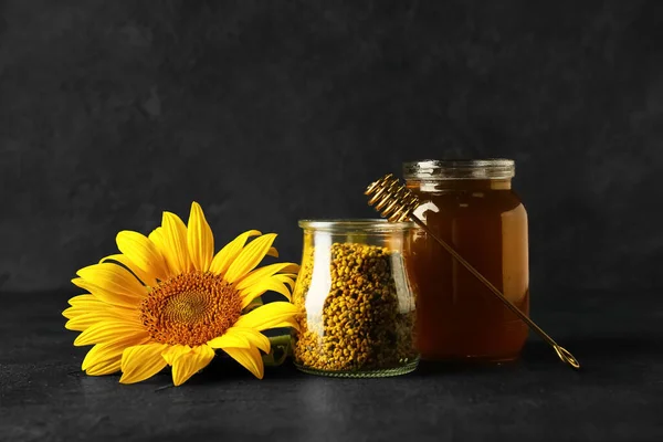Méhvirágport Mézet Tartalmazó Üvegek Sötét Háttérrel — Stock Fotó