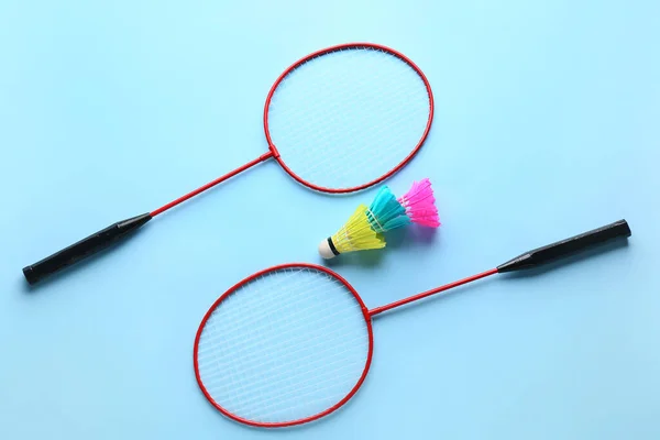 Badminton Rackets Shuttlecocks Kleur Achtergrond — Stockfoto