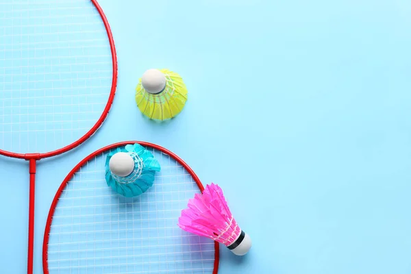 Badminton Rackets Shuttlecocks Color Background — Stock Photo, Image