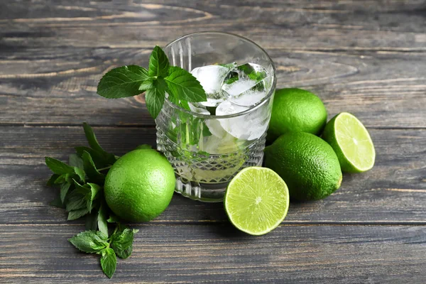 Glass Tasty Cocktail Limes Wooden Background — Stock Photo, Image