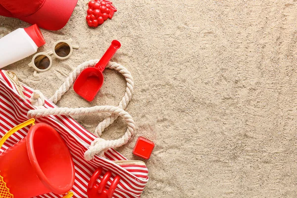 Комплект Пляжных Принадлежностей Детей Бутылка Солнцезащитного Крема Песке — стоковое фото