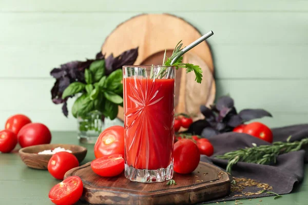 Szklanka Smacznego Soku Pomidorowego Drewnianym Tle — Zdjęcie stockowe