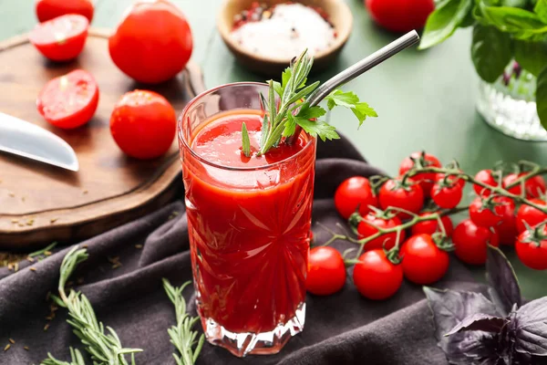 Szklanka Smacznego Soku Pomidorowego Drewnianym Tle — Zdjęcie stockowe
