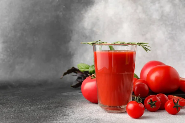 Szklanka Smacznego Soku Pomidorowego Szarym Tle — Zdjęcie stockowe