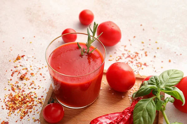 Glas Leckerer Tomatensaft Auf Hellem Hintergrund — Stockfoto