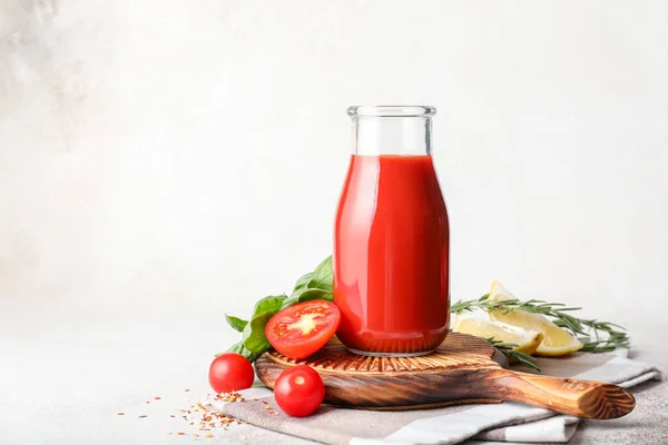 Flasche Leckerer Tomatensaft Auf Hellem Hintergrund — Stockfoto