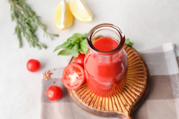 Flasche Leckerer Tomatensaft Auf Hellem Hintergrund — Stockfoto