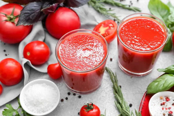 Gläser Mit Leckerem Tomatensaft Auf Hellem Hintergrund — Stockfoto