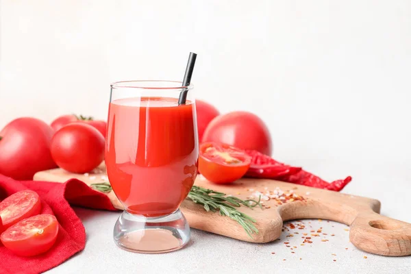 Szklanka Smacznego Soku Pomidorowego Jasnym Tle — Zdjęcie stockowe