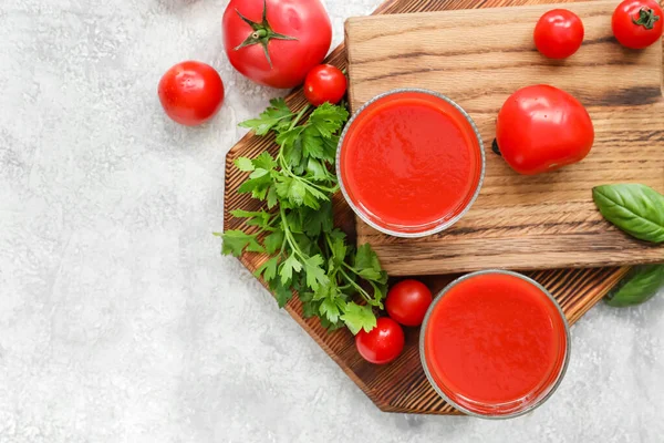 Gläser Mit Leckerem Tomatensaft Auf Hellem Hintergrund — Stockfoto