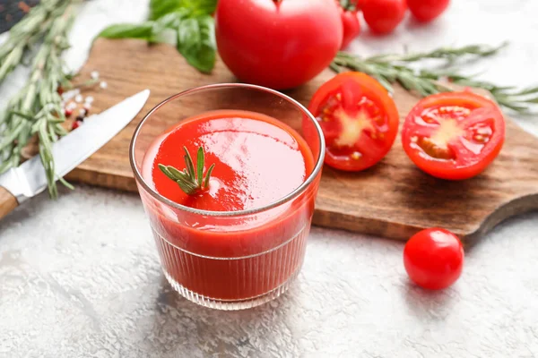 Szklanka Smacznego Soku Pomidorowego Jasnym Tle — Zdjęcie stockowe