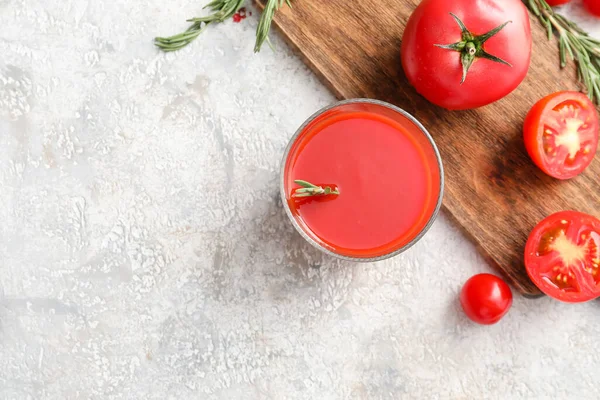 Glas Leckerer Tomatensaft Auf Hellem Hintergrund — Stockfoto