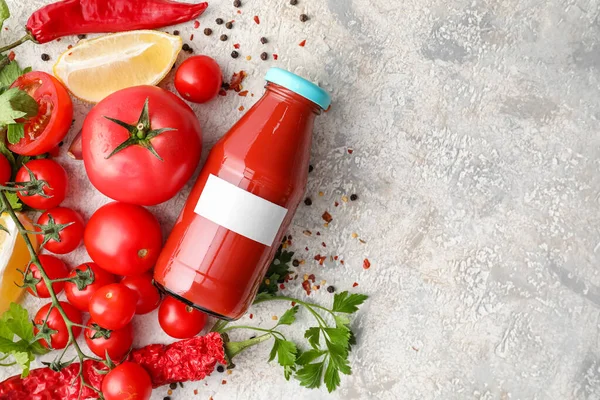 Flasche Leckerer Tomatensaft Auf Hellem Hintergrund — Stockfoto