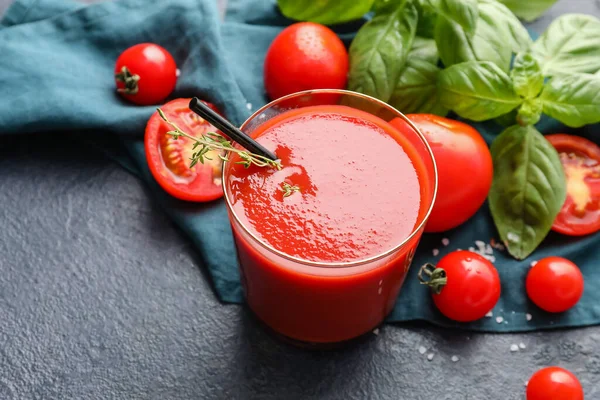 Glas Leckerer Tomatensaft Auf Dunklem Hintergrund — Stockfoto