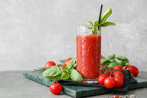 Glas Smakelijk Tomatensap Grijze Achtergrond — Stockfoto