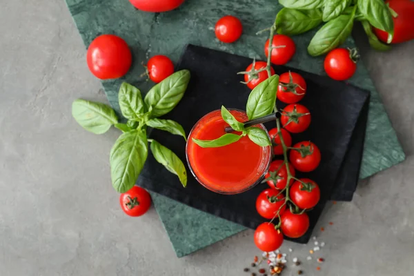 Glas Leckerer Tomatensaft Auf Grauem Hintergrund — Stockfoto
