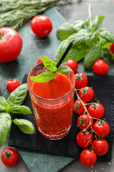 Copo Suco Tomate Saboroso Fundo Escuro — Fotografia de Stock