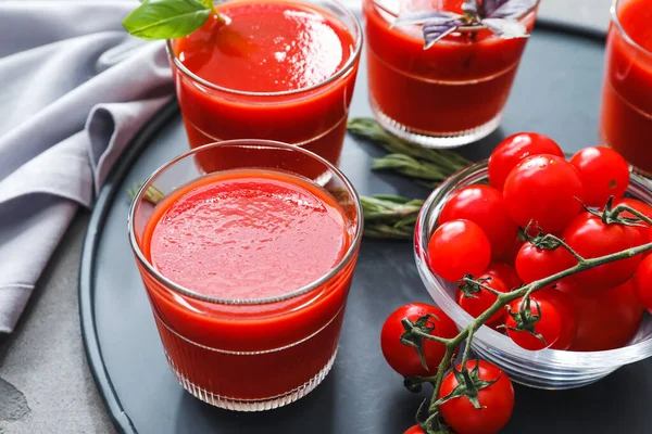 Gläser Mit Leckerem Tomatensaft Auf Dunklem Hintergrund — Stockfoto