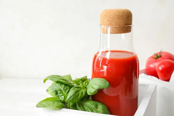 Fles Smakelijk Tomatensap Lichte Ondergrond — Stockfoto