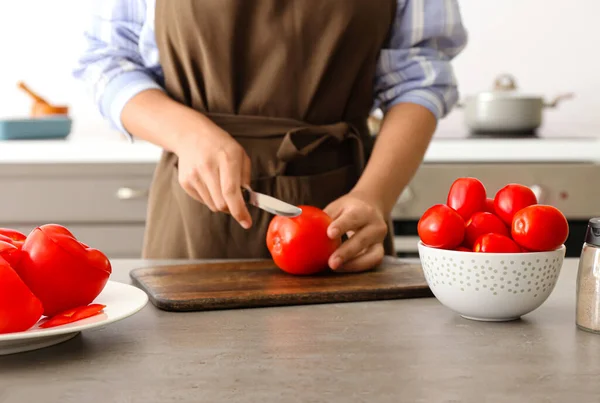 Woman Cutting Fresh Tomato Table Kitchen Closeup — Stock Photo, Image