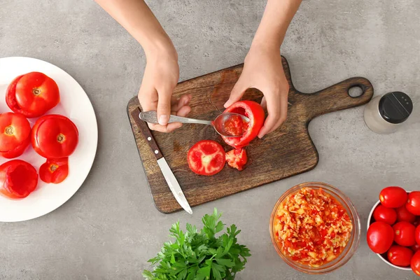 Mulher Preparando Tomates Recheados Fundo Cinza Close — Fotografia de Stock