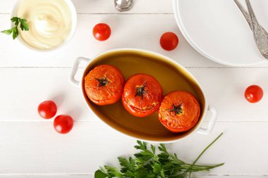 Hafif ahşap arka planda içi doldurulmuş domatesli kompozisyon