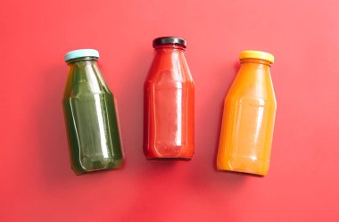 Arka planda sağlıklı meyve suyu olan şişeler