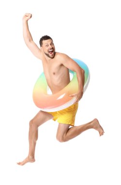 Beyaz arka planda zıplayan şişme yüzüklü genç adam.
