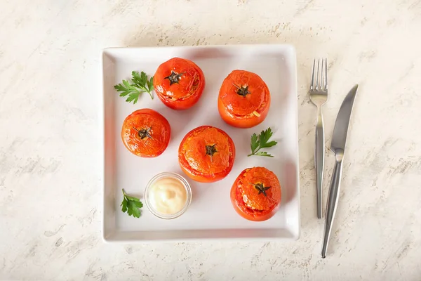 Platt Med Välsmakande Fyllda Tomater Och Sås Ljus Bakgrund — Stockfoto