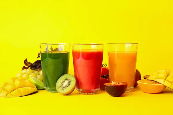 Diferente Jugo Saludable Sobre Fondo Color — Foto de Stock