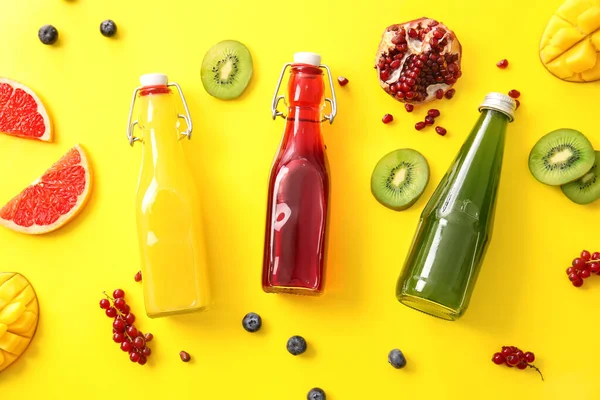 Flaskor Med Hälsosam Juice Och Frukt Färg Bakgrund — Stockfoto