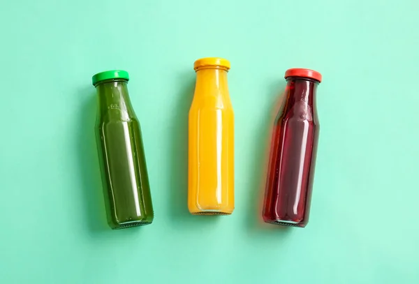Flaskor Med Hälsosam Juice Färg Bakgrund — Stockfoto