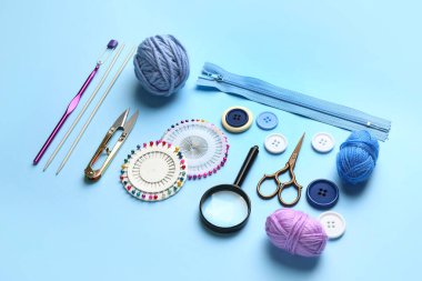 Renk arkaplanında örgü malzemeleri olan kompozisyon