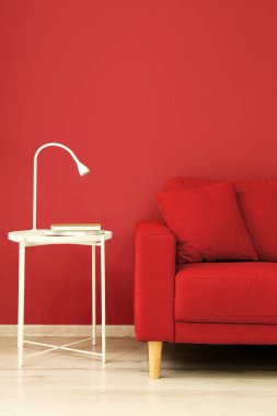 Masası ve kanepesi olan şık bir oturma odası.