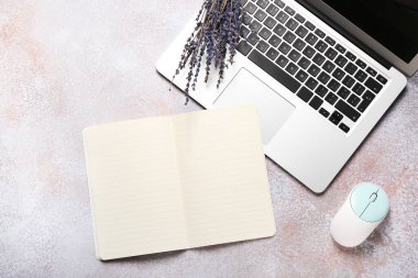 Grunge arka planında açık dizüstü bilgisayar, bilgisayar, bilgisayar faresi ve lavanta çiçekleri olan kompozisyon