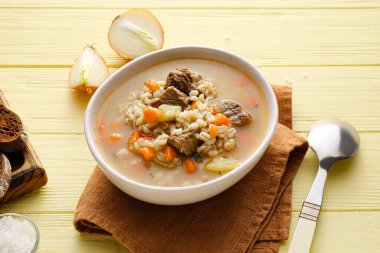 Lezzetli arpa çorbası ve ahşap kaplama.