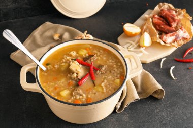 Masada lezzetli arpa çorbasıyla tencere pişiriyorum.