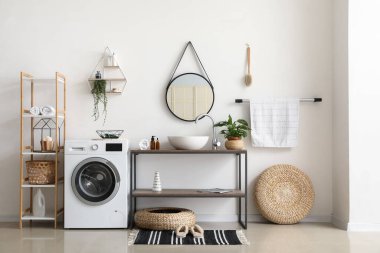 Modern çamaşır makinesiyle banyo.