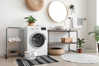 Modern çamaşır makinesiyle banyo.