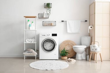 Modern çamaşır makinesiyle banyo.