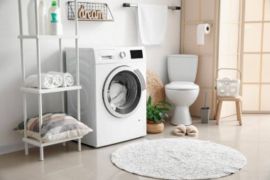 Modern çamaşır makinesiyle banyo.