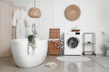 Modern çamaşır makinesiyle banyo.